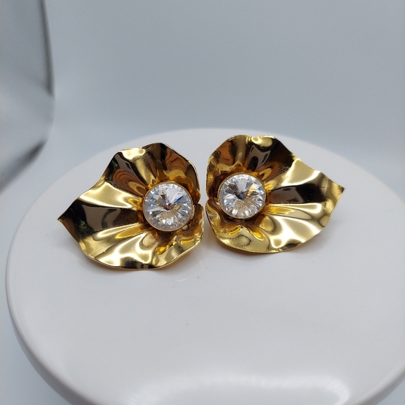 Vintage Large Goldtone Flower w/Crystal Center. - Picture 7 of 11